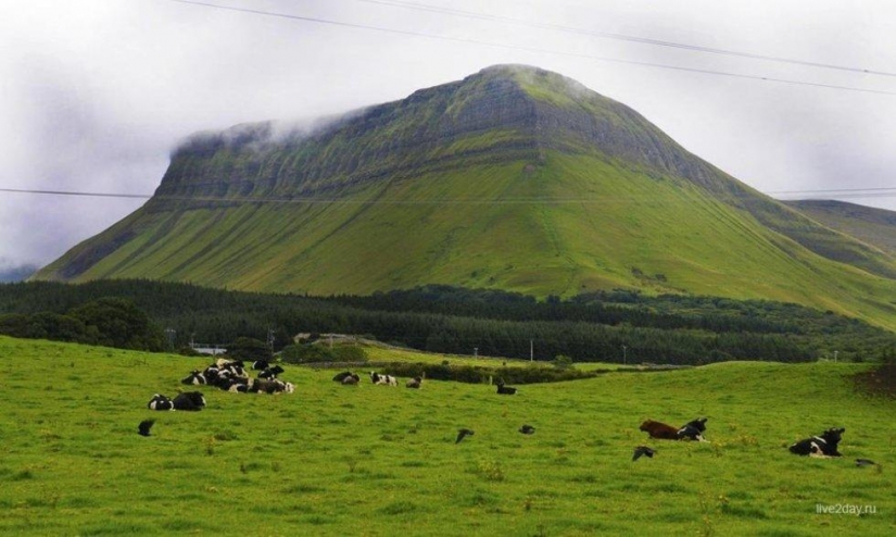 Ben Bulben — sorprendentemente hermoso de la montaña en el Condado de Sligo Ben Bulben — sorprendentemente hermoso de la montaña en el Condado de Sligo