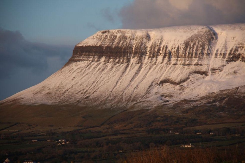 Ben Bulben — sorprendentemente hermoso de la montaña en el Condado de Sligo Ben Bulben — sorprendentemente hermoso de la montaña en el Condado de Sligo