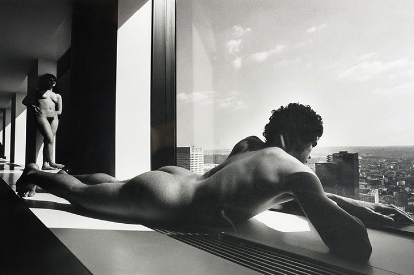 Between grace and provocation: erotic rhymes of a poet with a camera