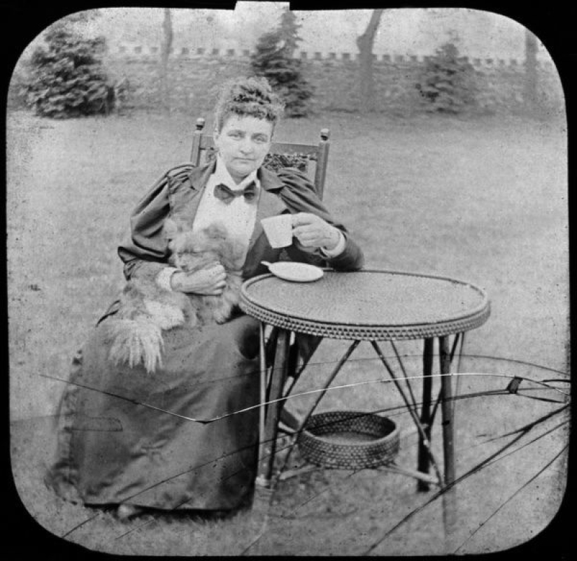 Between Worlds: The Story of Florence Cook, the Woman who Spoke to Ghosts