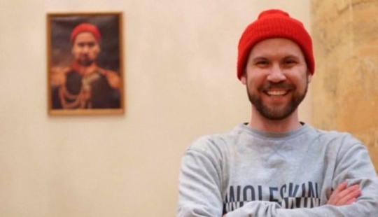 Blogger de San Petersburgo colgó su retrato en el Hermitage y causó un escándalo Blogger de San Petersburgo colgó su retrato en el Hermitage y causó un escándalo