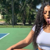 Blogger from the USA has earned a long tongue a fortune