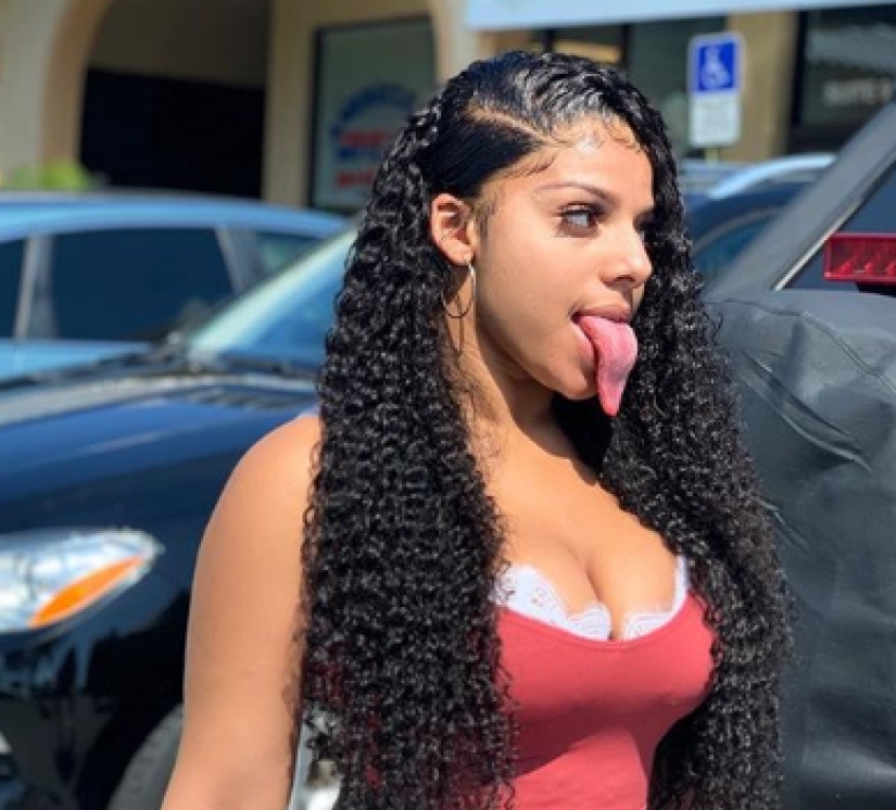 Blogger from the USA has earned a long tongue a fortune Blogger from the USA has earned a long tongue a fortune