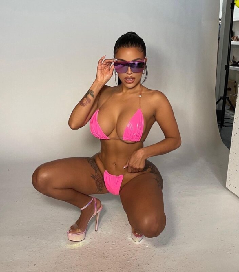 Blogger and model Chloe Saxon showed the most risky swimsuit in the world