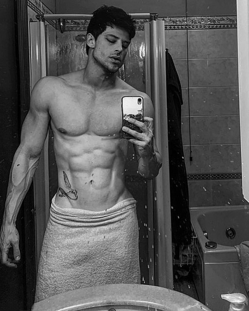 Bombeado: italiano divertido TikTok usuarios triangular mandíbulas