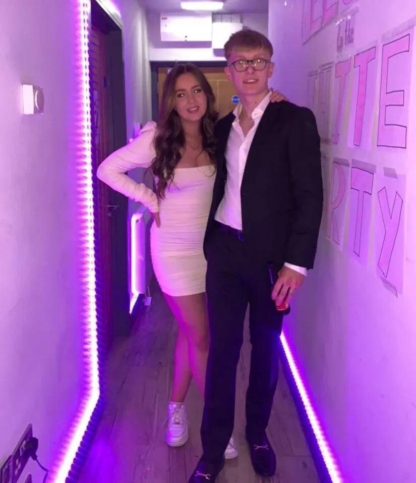 Brilliant joke: the student covered the whole room of the neighbor with foil, including the walls, floor and her vibrator Brilliant joke: the student covered the whole room of the neighbor with foil, including the walls, floor and her vibrator