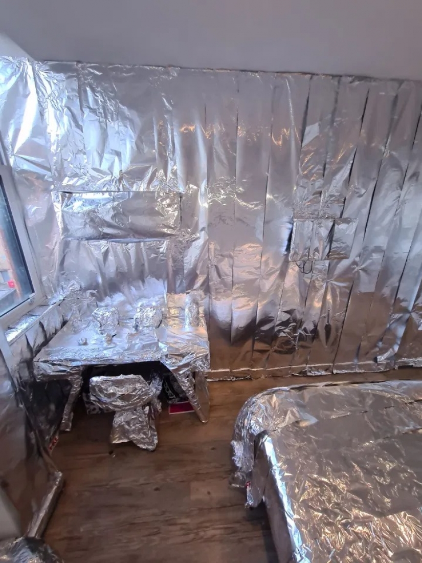 Brilliant joke: the student covered the whole room of the neighbor with foil, including the walls, floor and her vibrator Brilliant joke: the student covered the whole room of the neighbor with foil, including the walls, floor and her vibrator