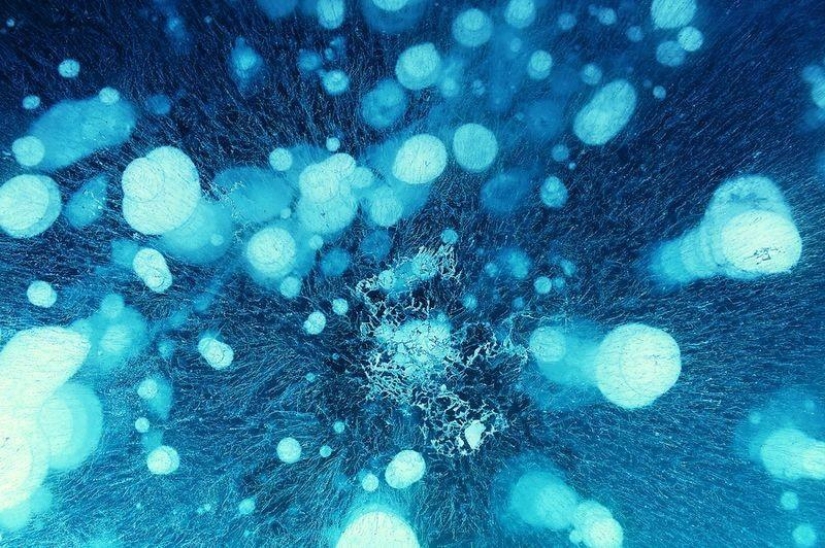 Burbujas de aire congeladas en el lago