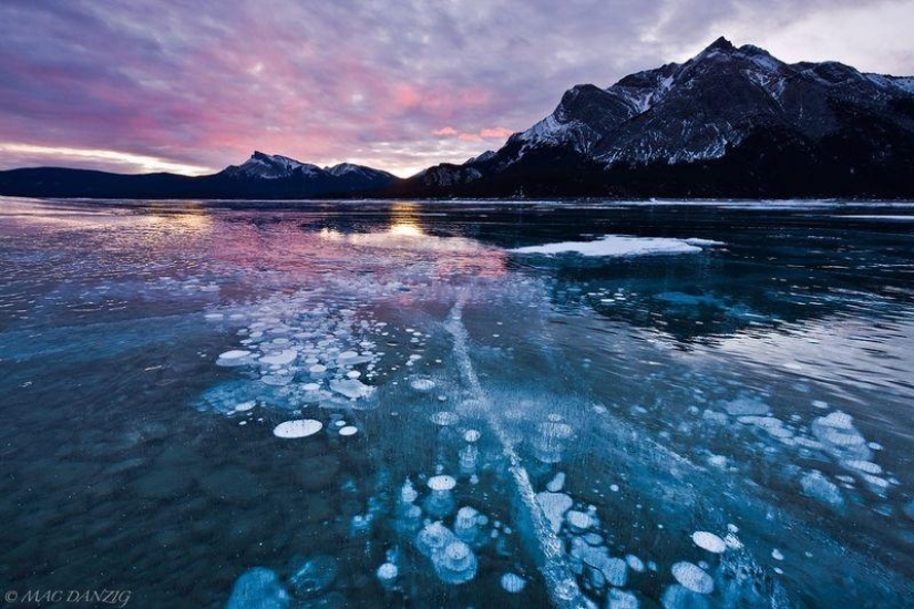 Burbujas de aire congeladas en el lago