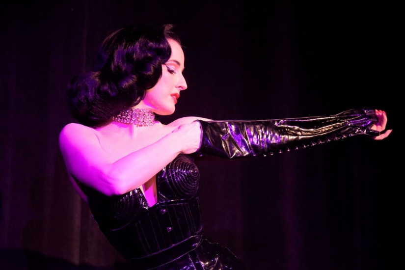 Burlesque queen Dita von Teese: the path from a nondescript teenager to the heroine of men's dreams