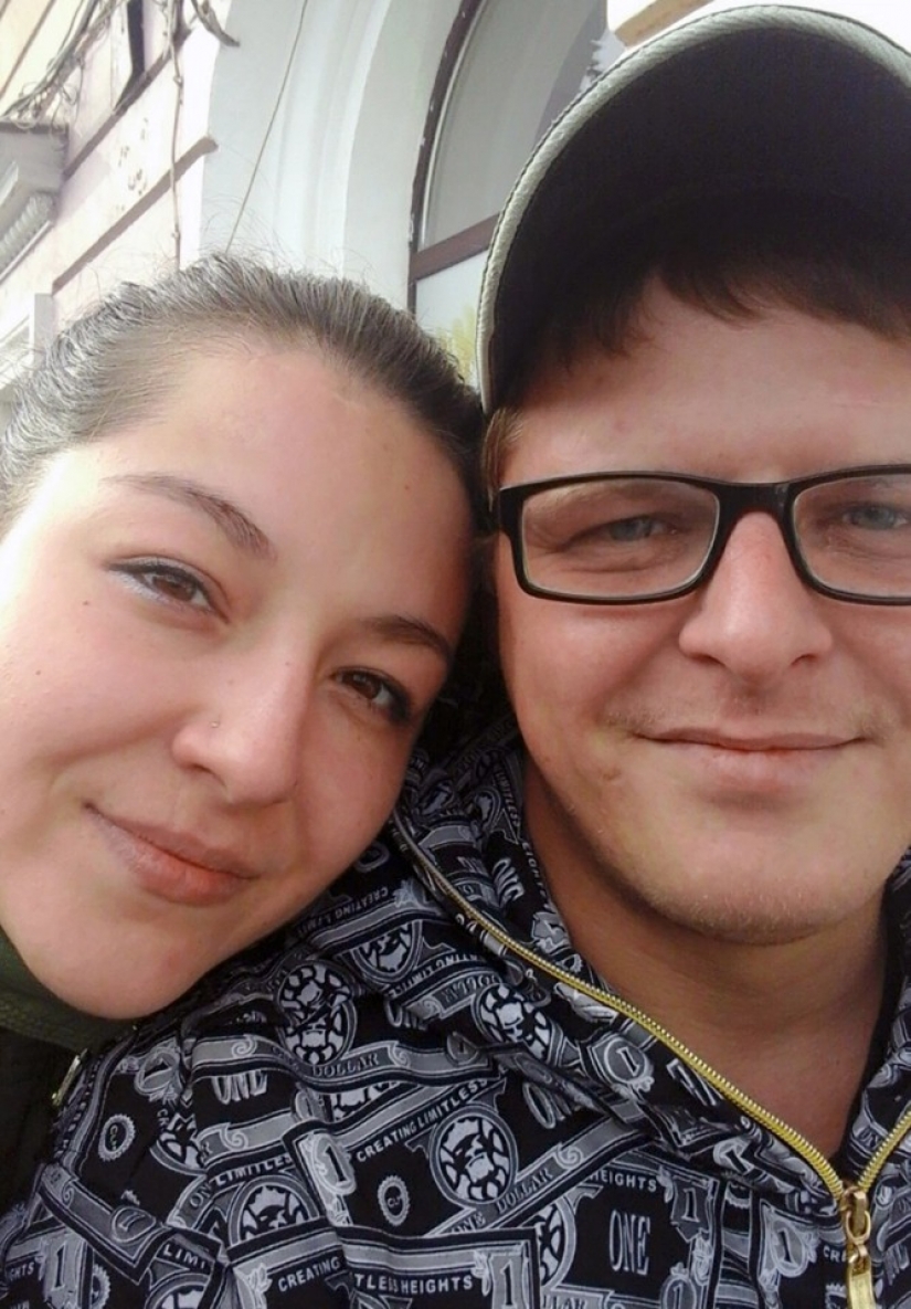 Caída épica: en San Petersburgo, una pareja cayó desde un balcón del tercer piso durante una discusión