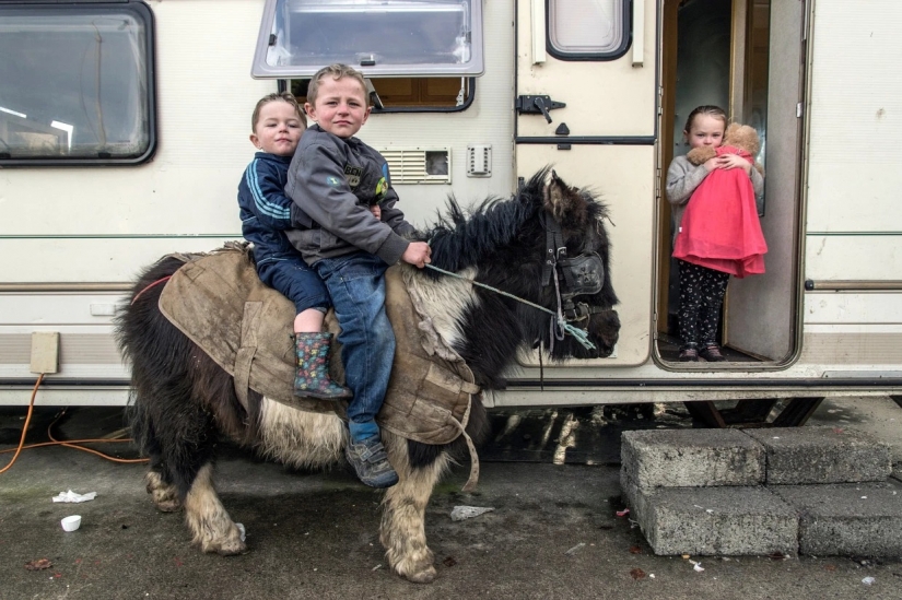 Caravan: The Secret Life of Irish Gypsies in Joseph Philip Bevillard's poignant photographs