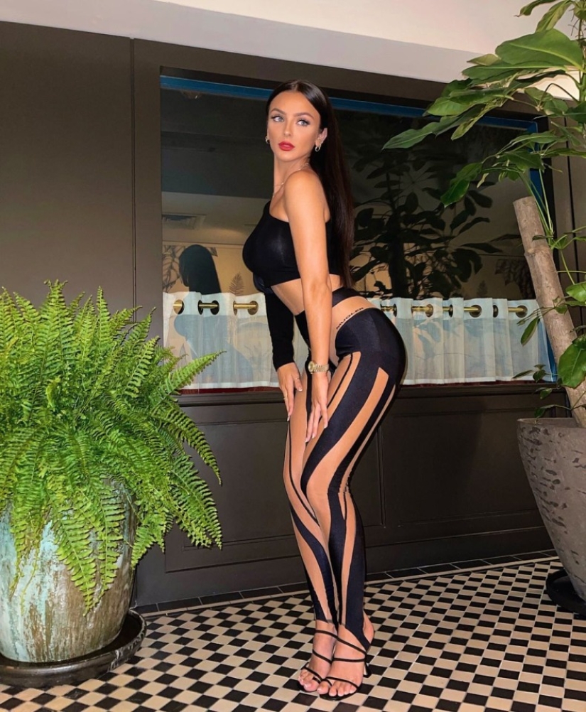 Careful, hot: transparent jumpsuit with inserts for the most daring fashionistas