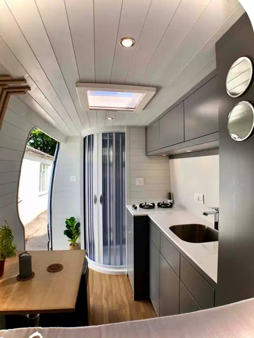 Casa de los sueños sobre ruedas: el Británico durante la cuarentena se volvió ordinaria de perlas en un hogar acogedor