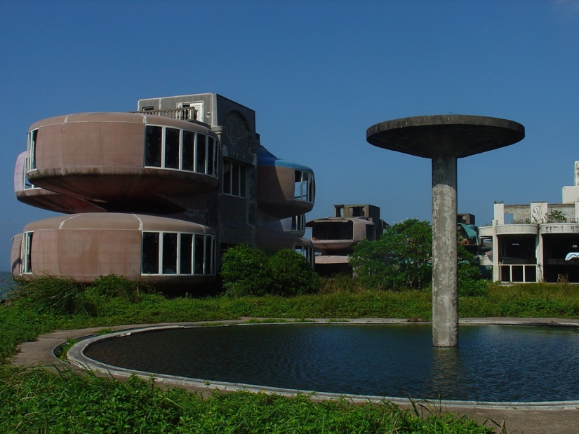 Casas de OVNIS en Taiwán: Una ciudad fantasma futurista abandonada Casas de OVNIS en Taiwán: Una ciudad fantasma futurista abandonada