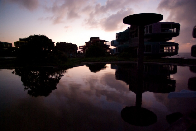 Casas de OVNIS en Taiwán: Una ciudad fantasma futurista abandonada Casas de OVNIS en Taiwán: Una ciudad fantasma futurista abandonada