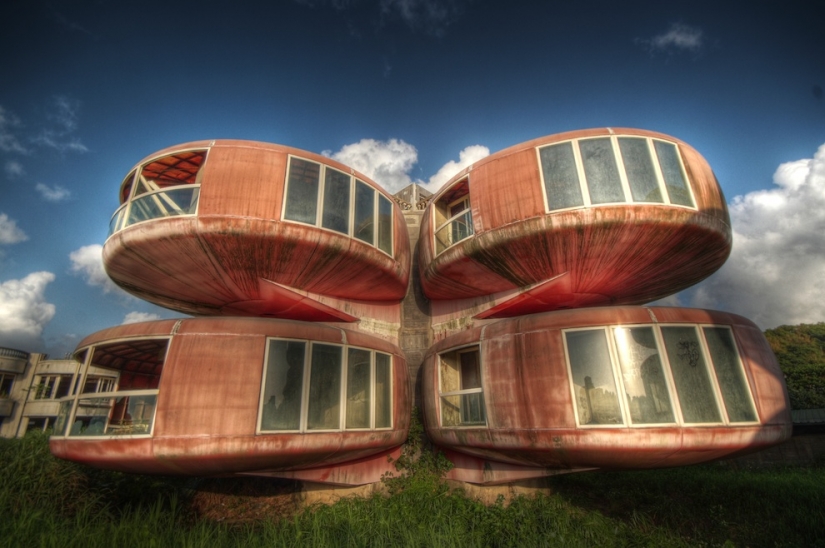Casas de OVNIS en Taiwán: Una ciudad fantasma futurista abandonada Casas de OVNIS en Taiwán: Una ciudad fantasma futurista abandonada
