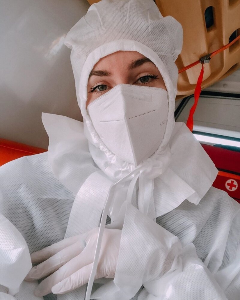 Charming emergency doctors who fight COVID-19 every day