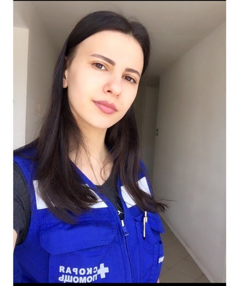 Charming emergency doctors who fight COVID-19 every day