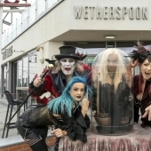 Chica de gutapercha: una camarera del Reino Unido gana dinero extra en un circo, subiendo a frascos de vidrio