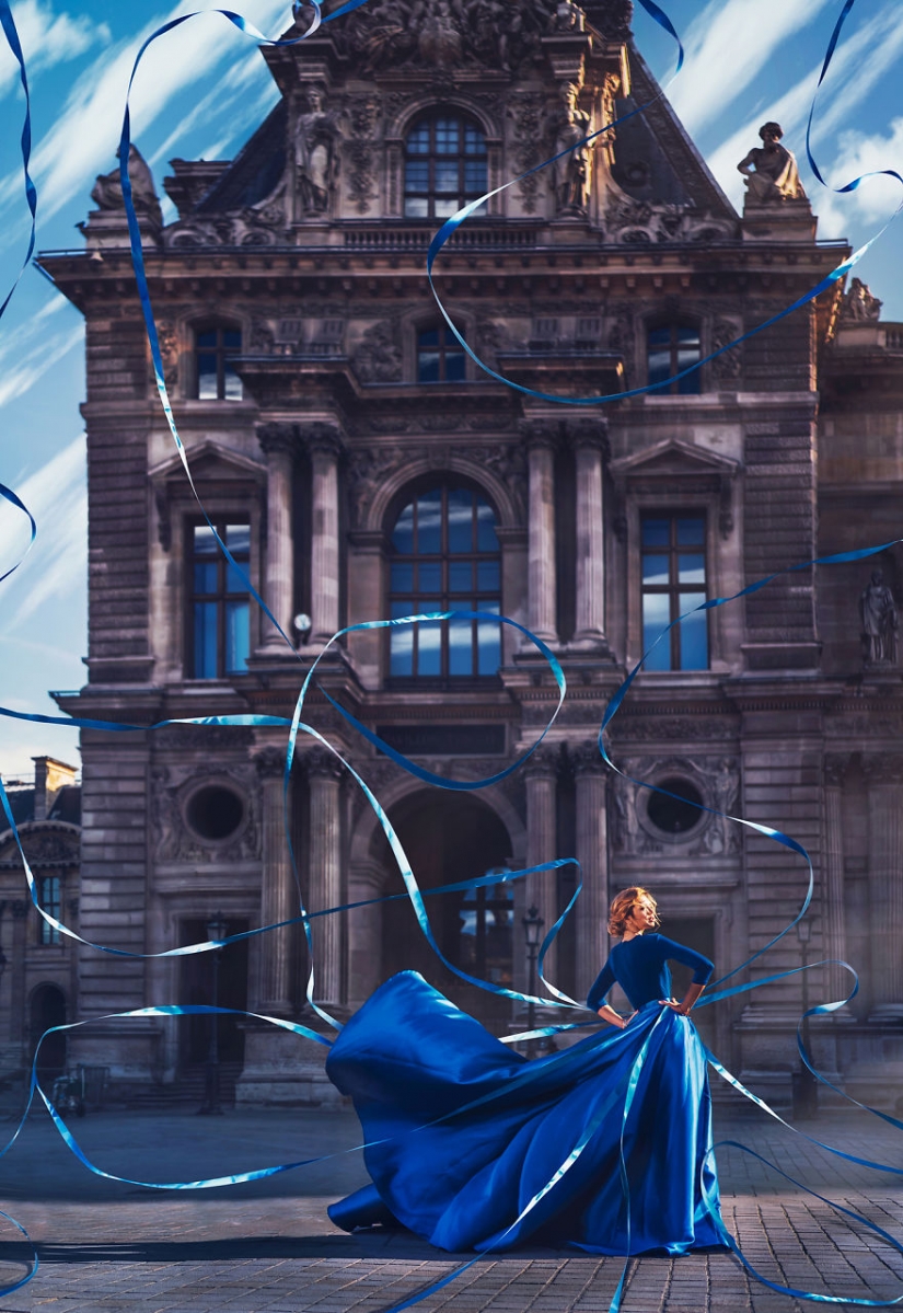 Chicas con vestidos perfectamente combinados con el fondo del paisaje