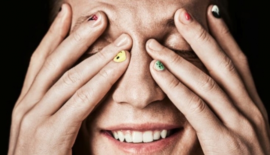 Chicos con uñas pintadas: ¿una nueva tendencia o una tradición?