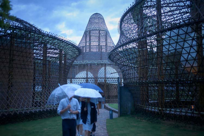 Chinese answer to the brick: in the Middle Kingdom, a mini-city was built from bamboo