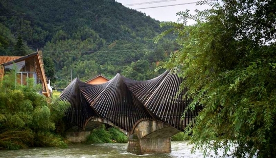 Chinese answer to the brick: in the Middle Kingdom, a mini-city was built from bamboo
