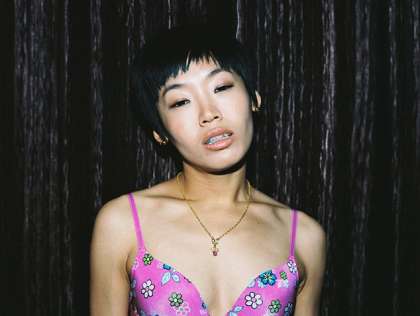 Chinese girls in disarming and candid photos by photographer Luo Yang