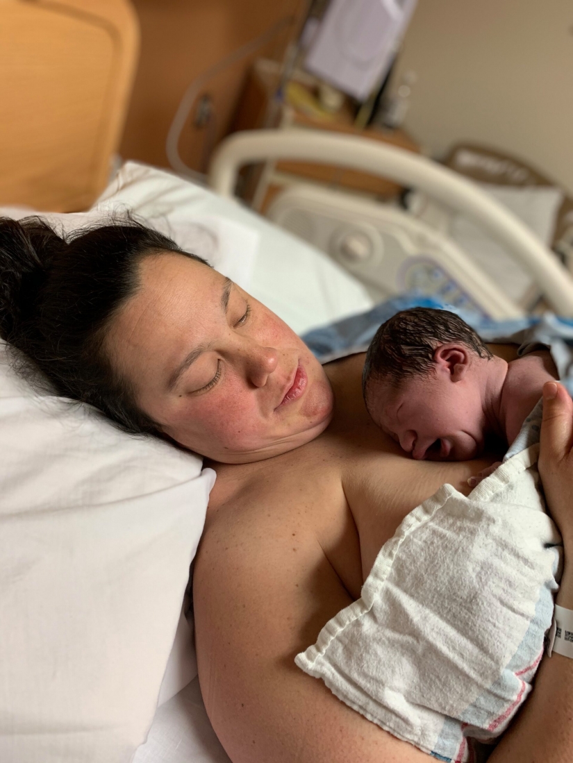 Cómo las esposas lesbianas simultáneamente quedaron embarazadas y dieron a luz a " gemelos»