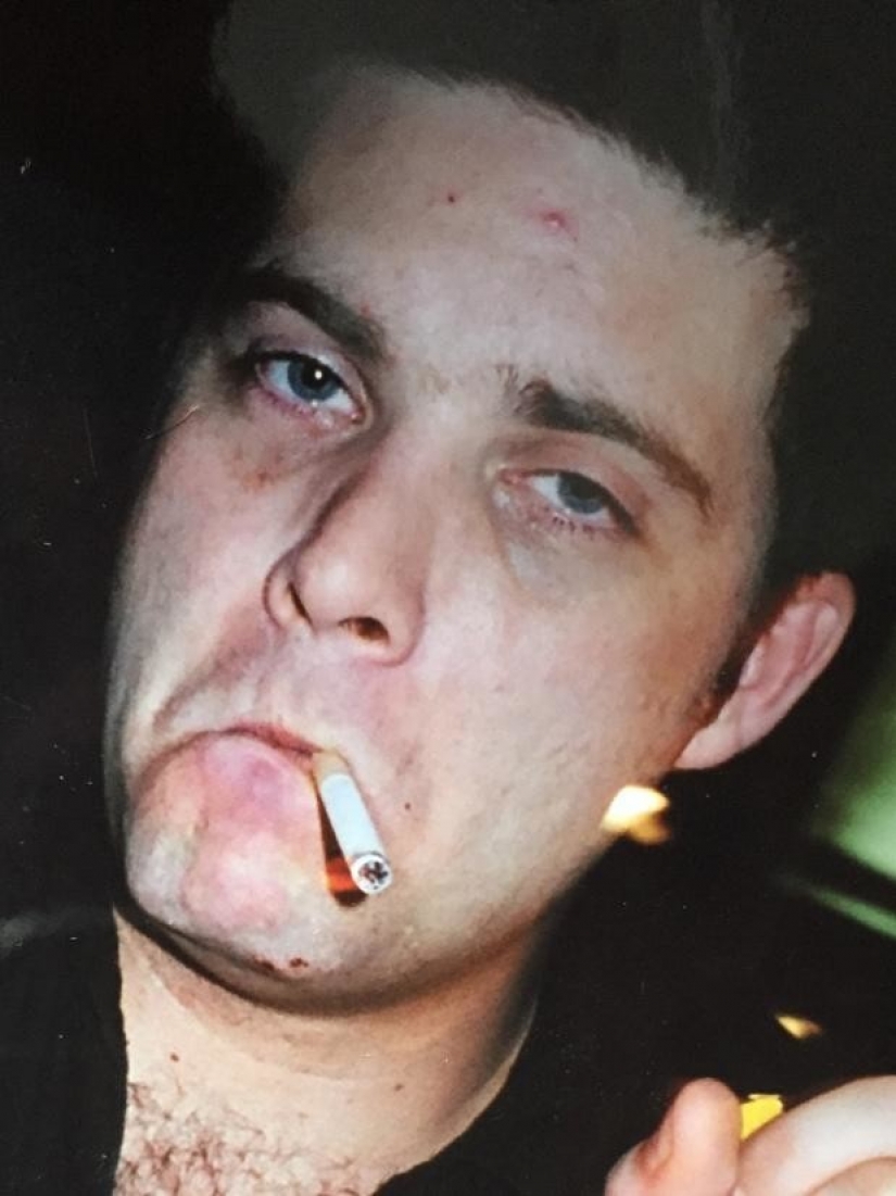 Cómo un hombre que cambió su vida y vino de un litro de vodka de un día a una exitosa carrera como artista