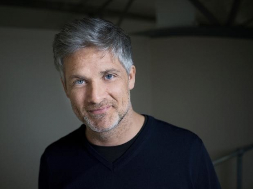 Cómo un hombre que cambió su vida y vino de un litro de vodka de un día a una exitosa carrera como artista