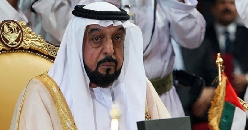 Cómo vive el monarca de los Emiratos Árabes Unidos, que puede comprar una mansión para pasar la noche