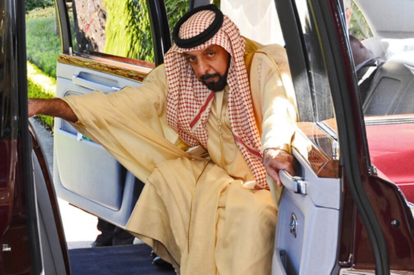 Cómo vive el monarca de los Emiratos Árabes Unidos, que puede comprar una mansión para pasar la noche