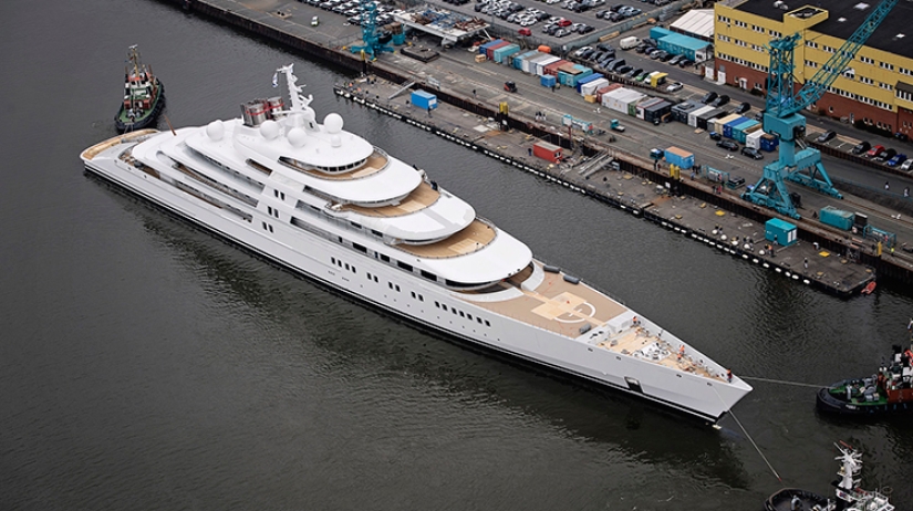 Cómo vive el monarca de los Emiratos Árabes Unidos, que puede comprar una mansión para pasar la noche