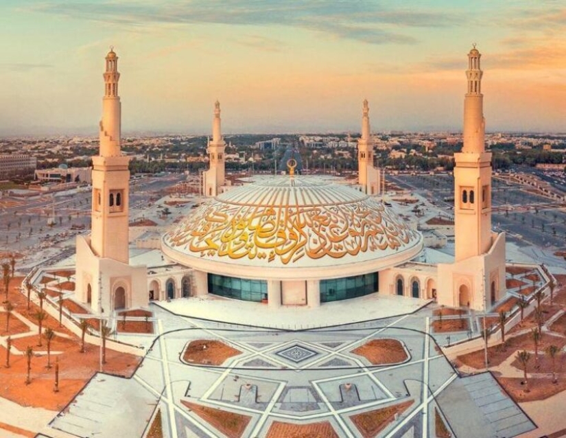 Cómo vive el monarca de los Emiratos Árabes Unidos, que puede comprar una mansión para pasar la noche