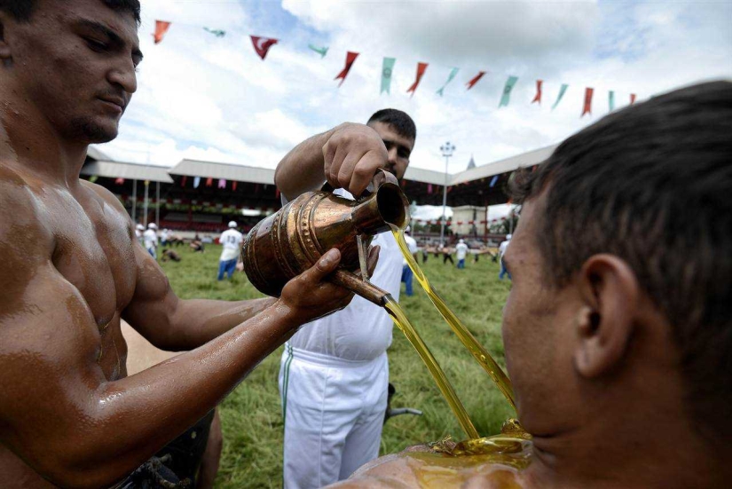 Coger al enemigo por las pelotas: kirkpinar, turco deporte nacional