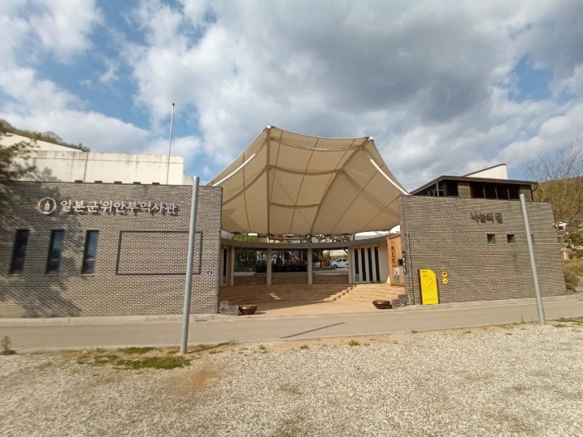 "Comfort Woman": the terrible story of a Korean woman who got into a brothel for the Japanese in World War II