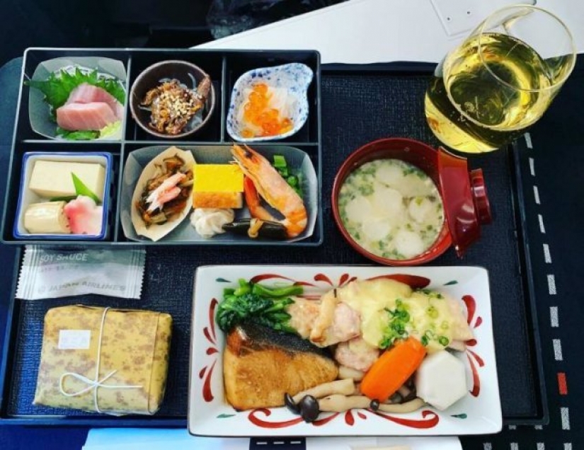 ¿Comida o comida? Cómo alimentar en clase business y clase economy de diferentes aerolíneas