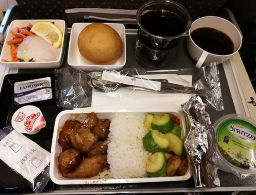¿Comida o comida? Cómo alimentar en clase business y clase economy de diferentes aerolíneas