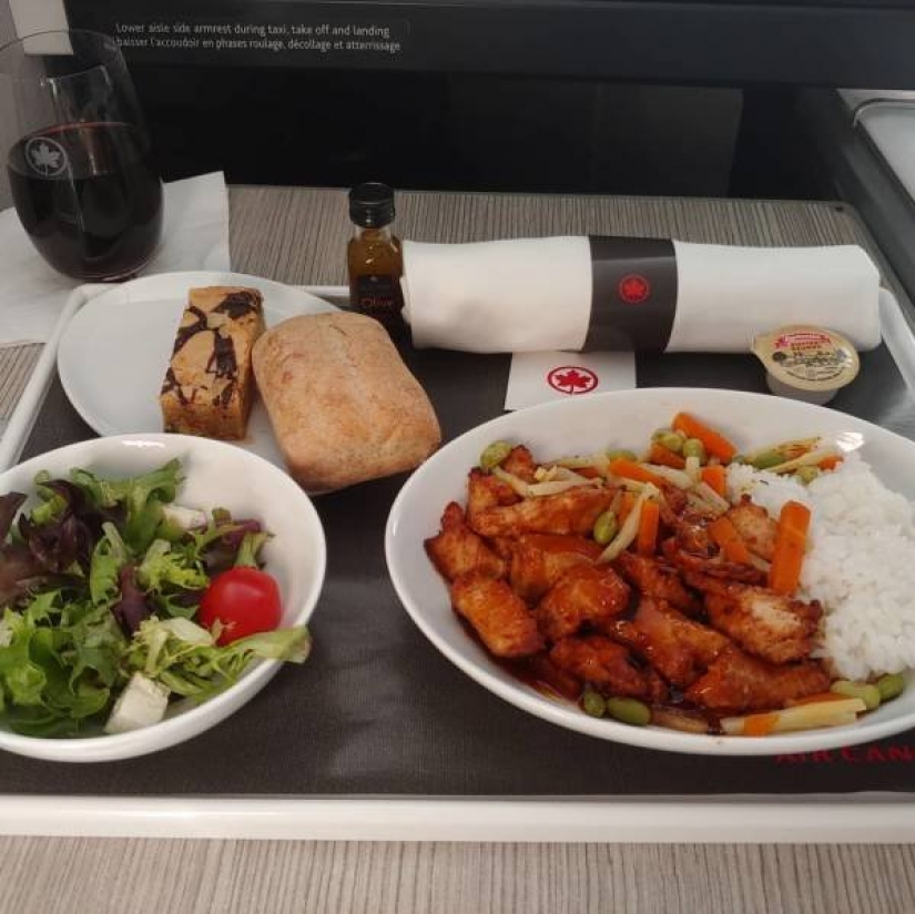 ¿Comida o comida? Cómo alimentar en clase business y clase economy de diferentes aerolíneas