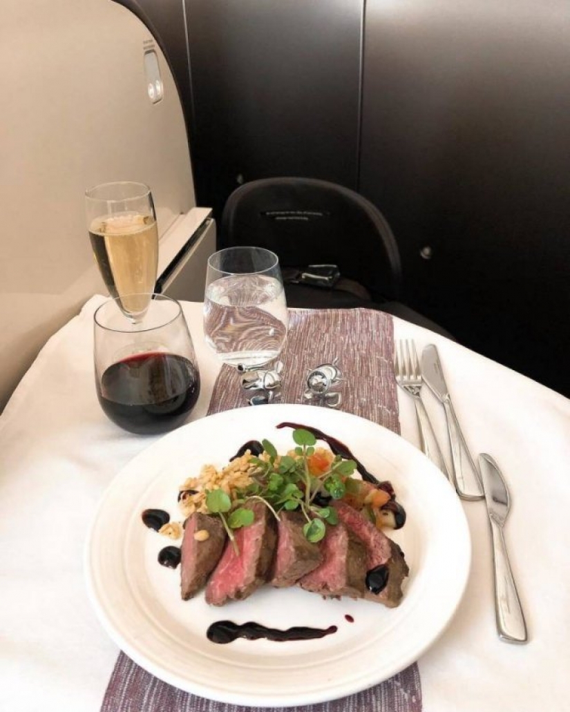 ¿Comida o comida? Cómo alimentar en clase business y clase economy de diferentes aerolíneas