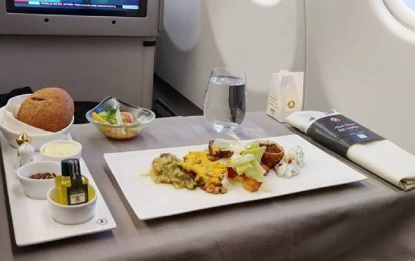 ¿Comida o comida? Cómo alimentar en clase business y clase economy de diferentes aerolíneas