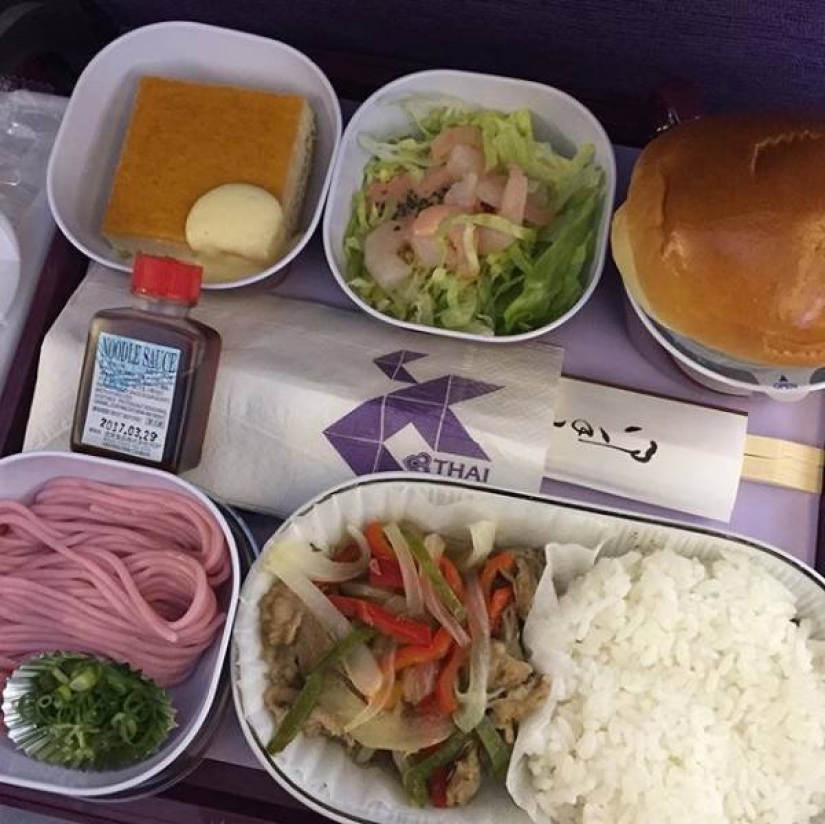 ¿Comida o comida? Cómo alimentar en clase business y clase economy de diferentes aerolíneas