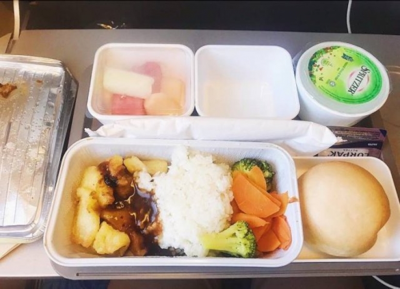 ¿Comida o comida? Cómo alimentar en clase business y clase economy de diferentes aerolíneas
