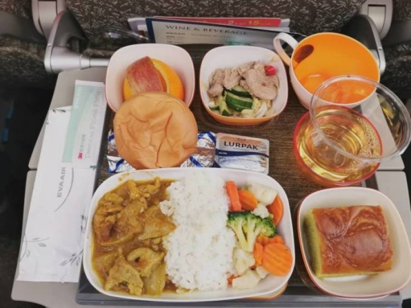 ¿Comida o comida? Cómo alimentar en clase business y clase economy de diferentes aerolíneas