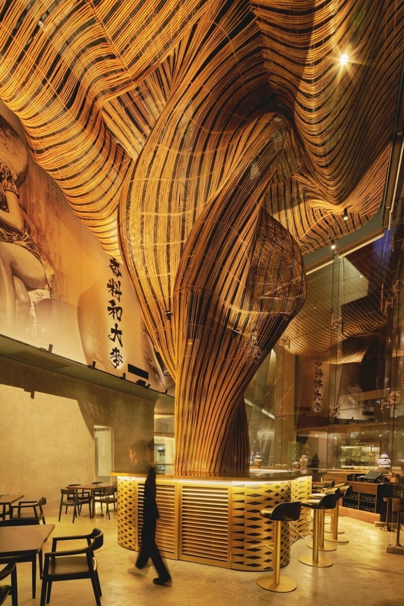 Como el restaurante en Bangkok, decorado con un gigante de las fuentes de cerveza