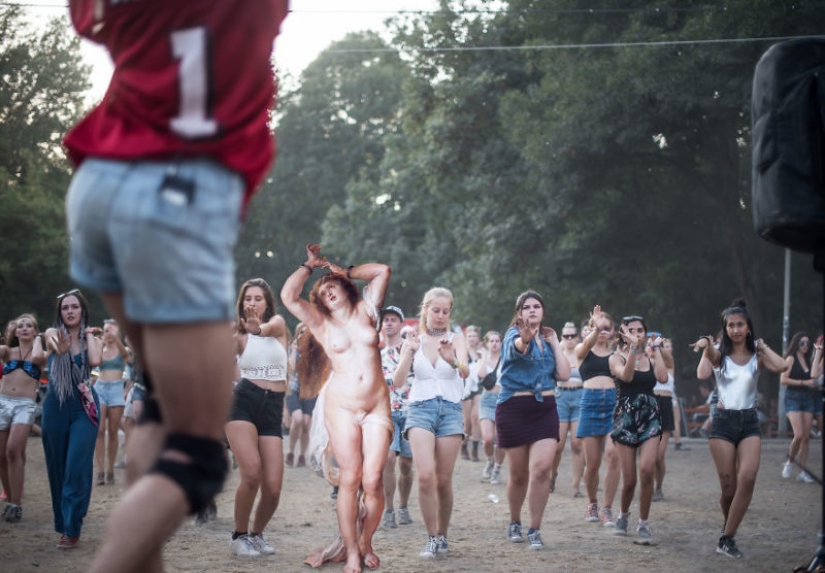 Como la Mona Lisa se utiliza para colgar en la Europea "Burning Man" Como la Mona Lisa se utiliza para colgar en la Europea "Burning Man"