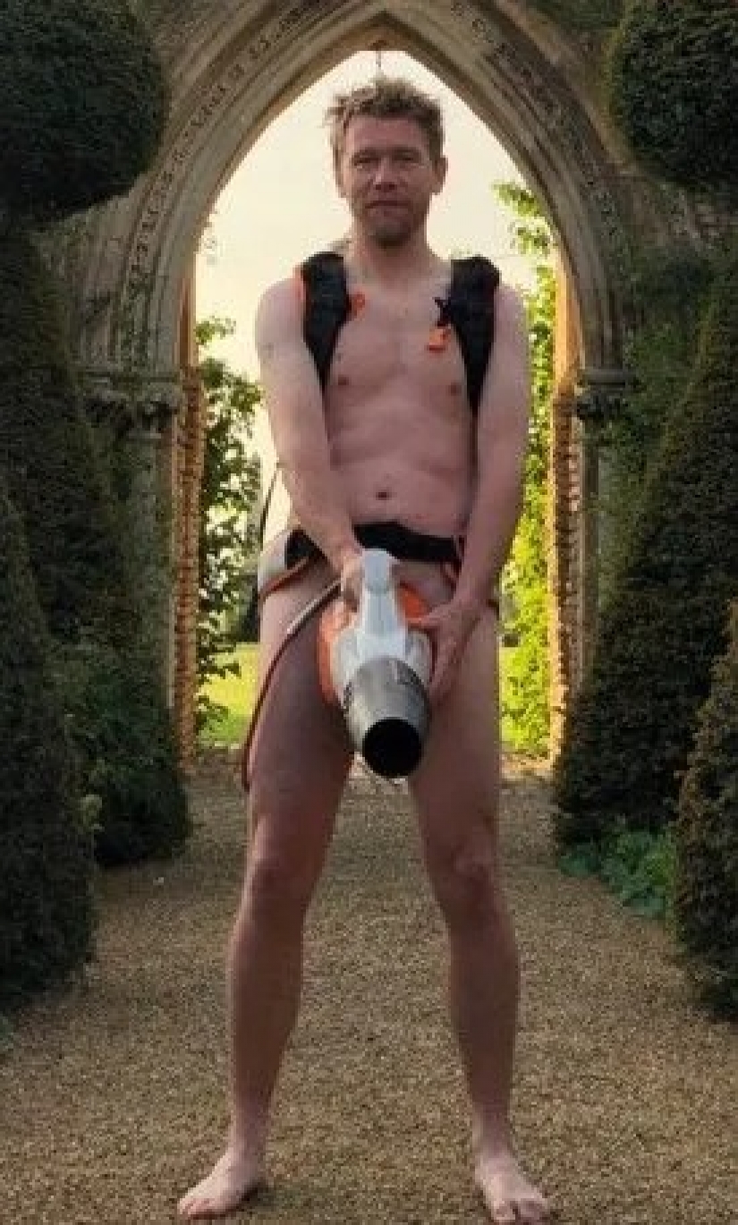 Completa unidad con la naturaleza, o por Qué la gente que trabaja en el jardín desnudo Completa unidad con la naturaleza, o por Qué la gente que trabaja en el jardín desnudo