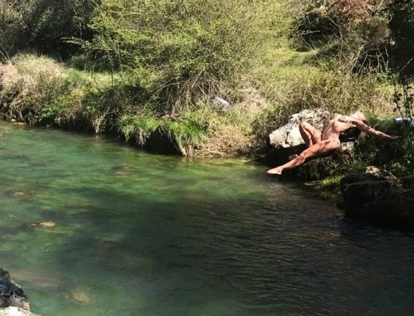 Completa unidad con la naturaleza, o por Qué la gente que trabaja en el jardín desnudo Completa unidad con la naturaleza, o por Qué la gente que trabaja en el jardín desnudo